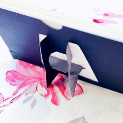 裏側の爪を折り組み立ててお使いください♪