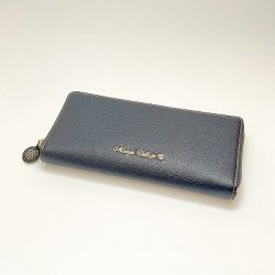 財布の表面にはMaayaVillageと宙子さんマークの型押しを施し、傷がつきにくい革を使用しています。