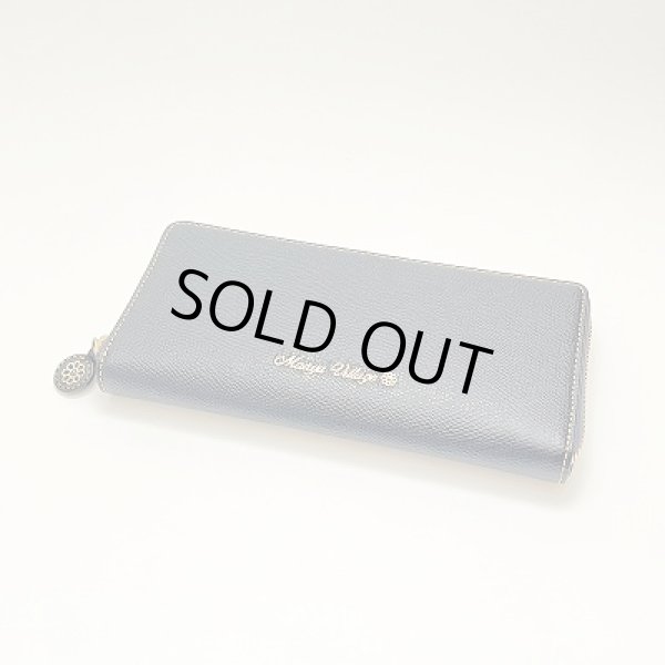 財布の表面にはMaayaVillageと宙子さんマークの型押しを施し、傷がつきにくい革を使用しています。